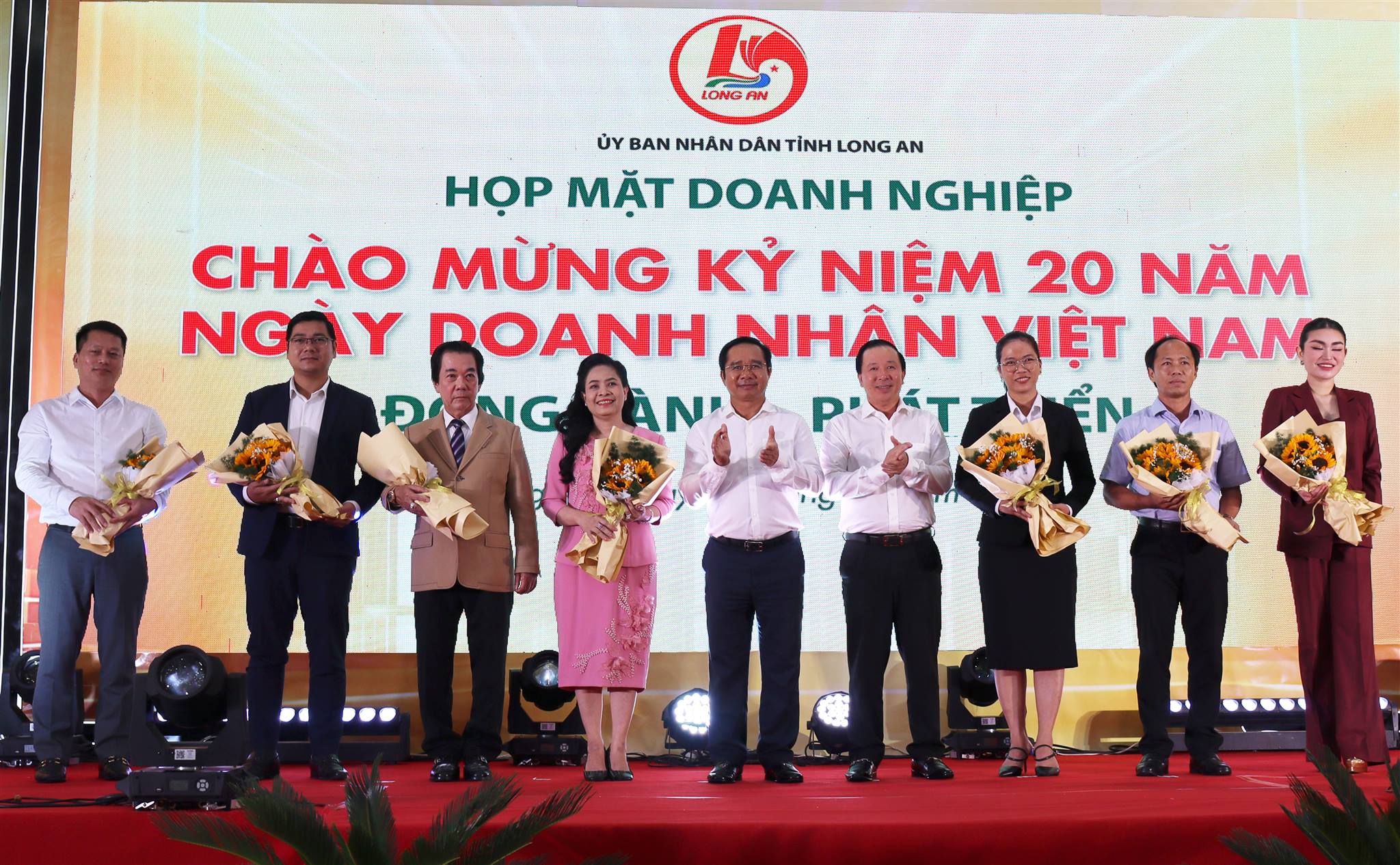 Lãnh đạo UBND tỉnh Long An tặng hoa cho các doanh nghiệp có đóng góp cho đồng bào bị ảnh hưởng bão số 3.