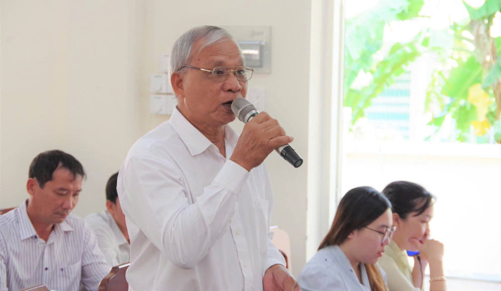 Cử tri phát biểu ý kiến tại hội nghị