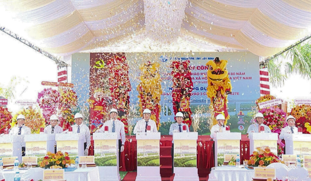 Lãnh đạo, nguyên lãnh đạo tỉnh cùng các đơn vị nhấn nút khởi công dự án