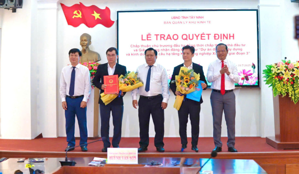 UBND tỉnh Tây Ninh vừa chính thức chấp thuận chủ trương đầu tư dự án Khu công nghiệp Xuyên Á giai đoạn 3 với quy mô hơn 177 ha, tổng vốn 3.560 tỷ đồng