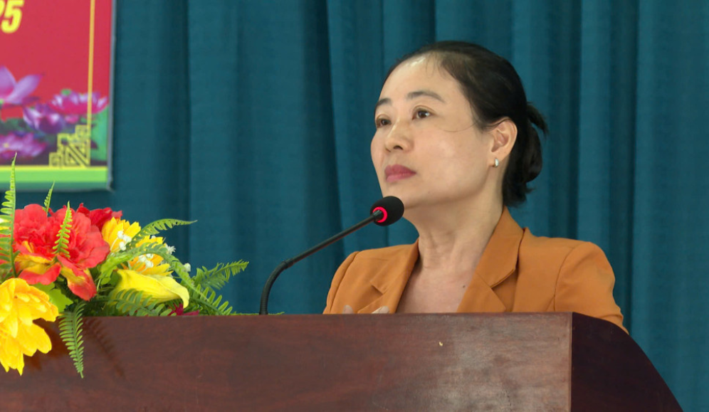 Phó Trưởng ban Tuyên giáo và Dân vận Tỉnh ủy Huỳnh Thị Thu Năm phát biểu tại buổi tiếp xúc cử tri