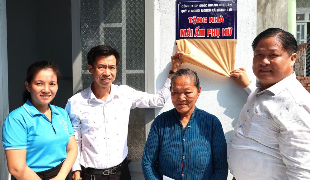 Công ty Cổ phần Quốc Quang Long An phối hợp cùng Hội Liên hiệp Phụ nữ (LHPN) xã Thạnh Lợi tổ chức lễ bàn giao nhà “Mái ấm tình thương”