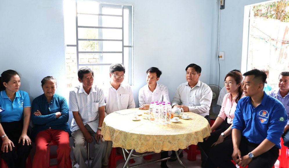 Công ty Cổ phần Quốc Quang Long An phối hợp cùng Hội Liên hiệp Phụ nữ (LHPN) xã Thạnh Lợi tổ chức lễ bàn giao nhà “Mái ấm tình thương”