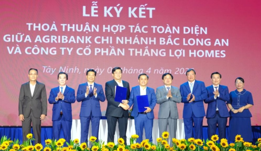 Diễn đàn chứng kiến nhiều ký kết hợp tác giữa các ngân hàng, doanh nghiệp - Ảnh: SƠN LÂM