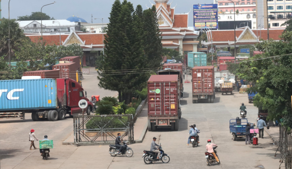 Hàng hoá chờ thông quan tại Cửa khẩu Quốc tế Mộc Bài